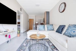 Eazy Inn by Mall of Africa