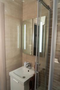 Sea-View 2 Bedroom Apt -Sleeps 6