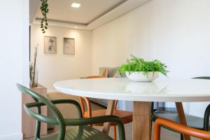 Apto a 150m DA PRAIA e 15min BETO CARREIRO com WI-FI, PISCINA, PORTARIA 24h, PLAYGROUND INFANTIL, QUADRA DE ESPORTES sacada com CHURRASQUEIRA e vaga de GARAGEM