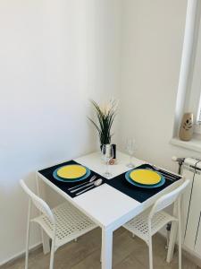 New modern Rooftop Apartment-FREE PRIVATE PARKING, self check-in