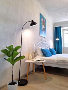 Синій малахіт Простора біла 2 кімнатна квартира з видом на Білу бесідку та Сонячний парк Мережа Alex Apartments Безконтактне заселення цілодоб?