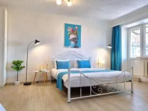 Синій малахіт Простора біла 2 кімнатна квартира з видом на Білу бесідку та Сонячний парк Мережа Alex Apartments Безконтактне заселення цілодобово - Sosnovka