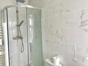 London Studio Apartments, Private Bathroom, Kitchenette, Parking, NP2