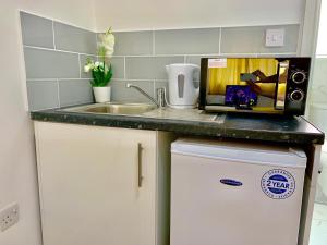 London Studio Apartments, Private Bathroom, Kitchenette, Parking, NP2
