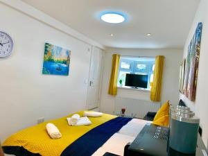 London Studio Apartments, Private Bathroom, Kitchenette, Parking, NP3
