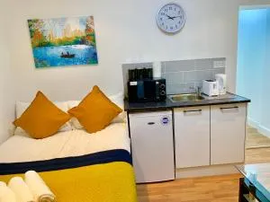 London Studio Apartments, Private Bathroom, Kitchenette, Parking, NP4 - 雷德布里奇
