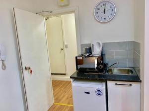 London Studio Apartments, Private Bathroom, Kitchenette, Parking, NP5