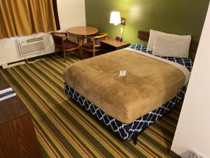 Queen Room room in Budget Host Inn
