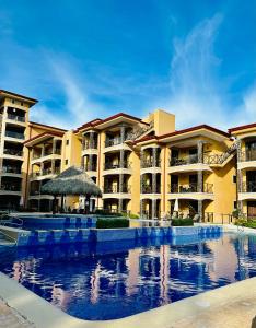 Apartamento de Lujo en Playa Jacó, Frente al Mar, Wifi, AC, Parqueo Privado y Piscinas