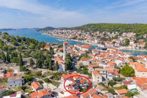 Apartments by the sea Tisno, Murter - 21657 - 3hvězdičkové hotely ve městě Tisno