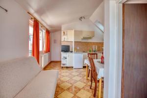 Apartments by the sea Tisno, Murter - 21657