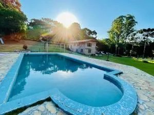 Chácara de lazer e eventos a 30 km de Curitiba, PISCINA, CHURRASQUEIRA, LAREIRA, 5 quartos Casa de 380m2 em 22 alqueires na natureza preservada - كواترو باراس