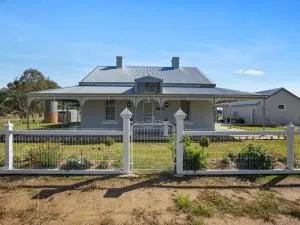 Hart Cottage Farm Stay in Indigo Valley - Wooragee North