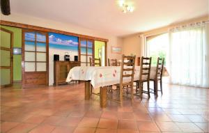 Maisons de vacances Lovely Home In Laudun L Ardoise With Wifi : photos des chambres