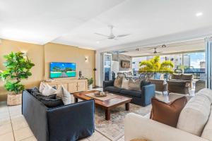 Alex Beach House, 100 steps to the sand, with ocean views