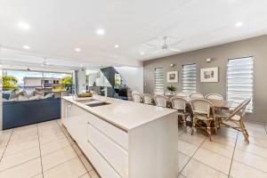 Alex Beach House, 100 steps to the sand, with ocean views