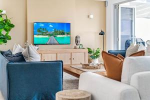 Alex Beach House, 100 steps to the sand, with ocean views