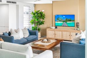 Alex Beach House, 100 steps to the sand, with ocean views