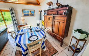 Maisons de vacances Amazing Home In Plouigneau With Kitchen : photos des chambres