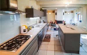 Maisons de vacances Beautiful Home In Plouigneau With Kitchen : photos des chambres