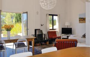 Maisons de vacances Awesome Home In Pouzols-Minervois : photos des chambres