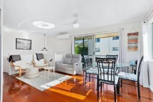 Winston Waves - Sandstone Point