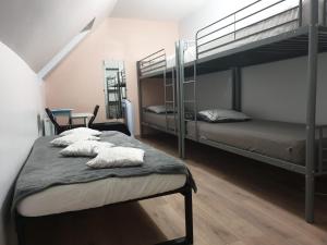 Maisons d'hotes Room in Guest room - Dortoir prive avec 5 lits chez Darange : photos des chambres