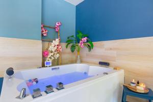 Maisons d'hotes LoveRoom Beaute 4 etoiles - Suites avec Jacuzzi : Chambre Double avec Baignoire Spa