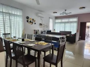 Landed house and Airbnb - Lima Kedai