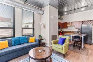 2 King Bed Spacious Apt Downtown Close to it All