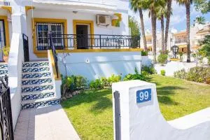 Ground Floor 2 bed Apartment with garden & communal pool - 洛斯杜尔斯