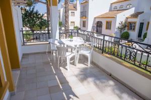 Ground Floor 2 bed Apartment with garden & communal pool