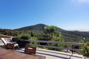 Maisons de vacances Natural Beauty - View of Les Maures and the Sea : photos des chambres