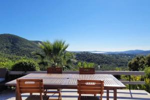 Maisons de vacances Natural Beauty - View of Les Maures and the Sea : photos des chambres
