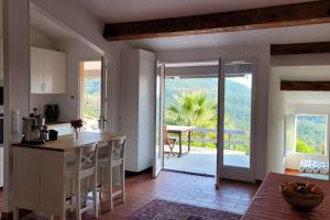 Maisons de vacances Natural Beauty - View of Les Maures and the Sea : photos des chambres