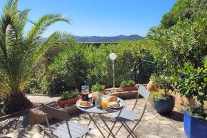 Maisons de vacances Natural Beauty - View of Les Maures and the Sea : photos des chambres