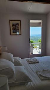Maisons de vacances Natural Beauty - View of Les Maures and the Sea : photos des chambres
