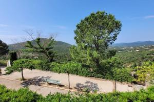 Maisons de vacances Natural Beauty - View of Les Maures and the Sea : photos des chambres