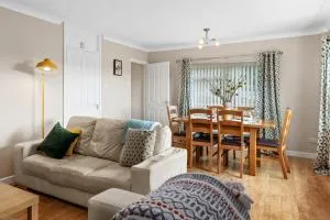 St Helens Apartment 1 - Short Walk to Beach - Amroth
