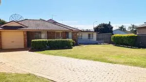 3 Bed Room, Luxury Home - Schofields
