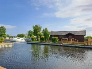 River Retreat - Norfolk Broads - Bramerton