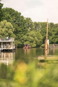 Deine schwimmende Auszeit auf dem Wasser - Festlieger Hausboot Tortuga