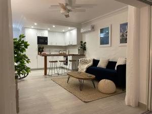 49 Steps - Glitter Bay, St James