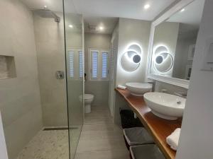 49 Steps - Glitter Bay, St James