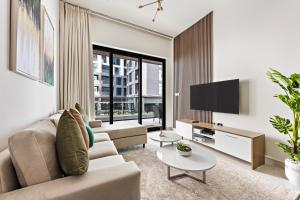 WelHome - Contemporary 1BR in Binghatti Canal & Burj Views