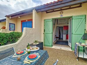 Maisons de vacances Petite maison a la plage dans residence naturiste : photos des chambres