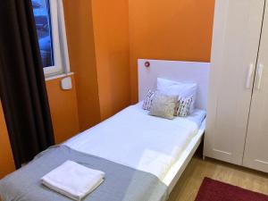 Lisbon T2 apartment in typical villa in Sapadores Lisbon