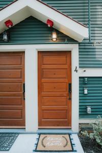 A Gentle Hideaway in the Urban Forest WEST END downtown Vancouver