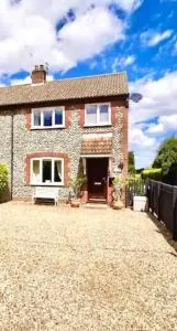 Charming North Norfolk flint cottage - Little Barningham