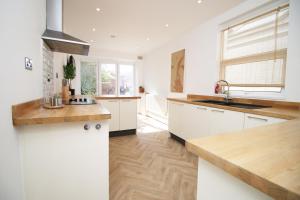 Central Cardiff - 3 Bedroom Home - Walk to Shopping Town Centre And Cardiff Castle